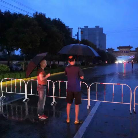 21晚强降雨期间，我站迅速行动，严格落实防汛指挥部及局领导的工作要求，协助市政部门做好防汛工作。