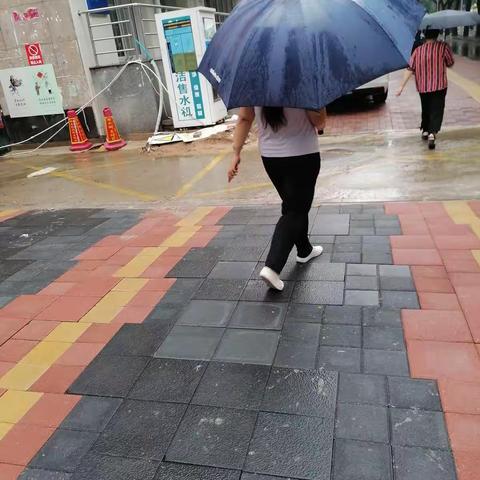 风雨中的社区工作人员，坚守防汛一线