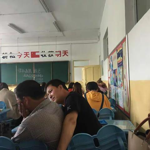 四十四团中学一到三级部组织教师学习“扫黑除恶80问”