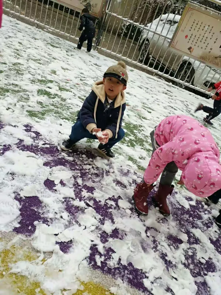 雪地里的小画家