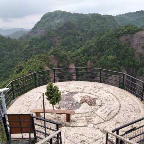 2018年05月20日三人开车到神仙后旅游，偶遇狂风暴雨，时好下山途中，身虽透湿，可风景无限。