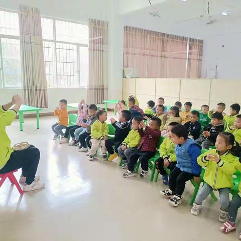 小（1）班艺术领域《有趣的图形》