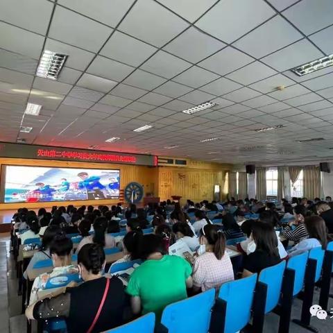 天山第二中学开展向“黄大年式教师团队”学习活动