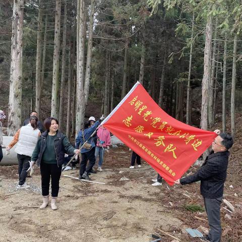 平江县幕阜国有林场开展启明星光“党员就在你身边”主题党员活动