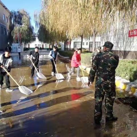 榆林能源交通职业学校组织全院师生清除路面积雪，保障出行安全！