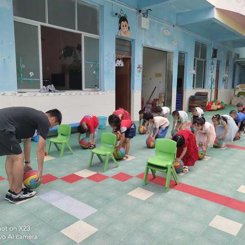 让孩子从小爱上体育，强身健体！篮球🏀训练营 ——招生中。有兴趣的孩子到园先报名哦！