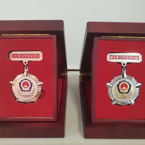 凤翔森林派出所两名民警喜获从警30、20年荣誉奖章