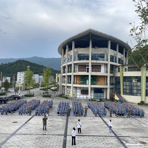 迷彩英姿需磨练 ，朝气蓬勃正当时