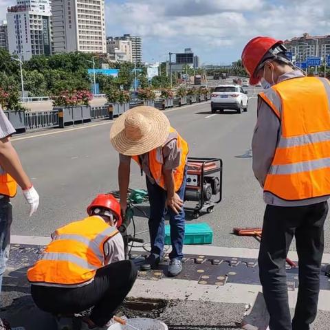 市桥管公司组织人员修补洋浦大桥路面