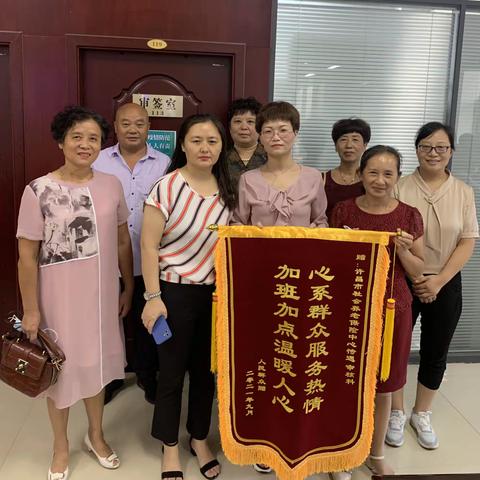 热情服务树形象 我与群众心连心