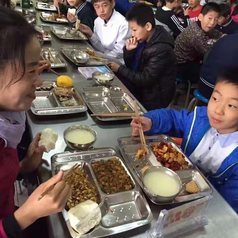 用爱陪餐相伴  打造透明厨房——世纪高级小学家长陪餐活动