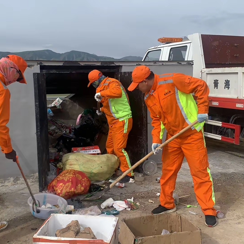 集中整治路域环境   打造绿色生态公路