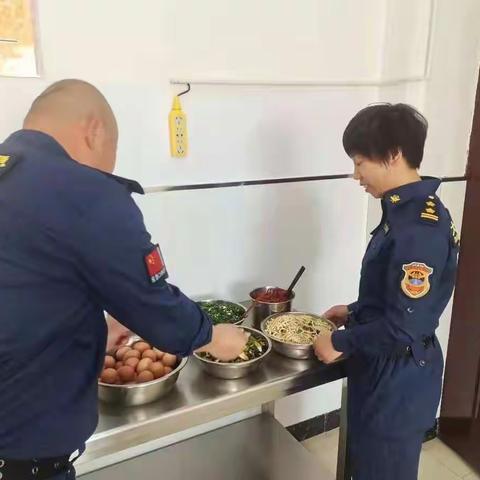 综合大队深入机场大队进行食堂考评