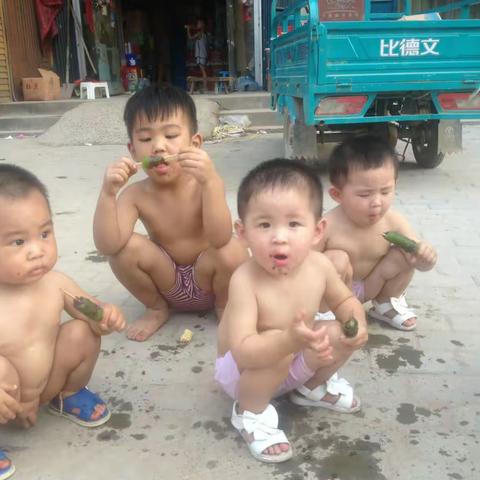 四个孩子吃冰糕