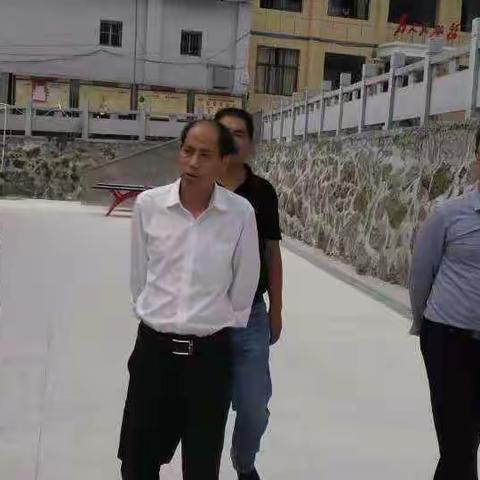 亲切的关怀  谆谆的嘱托——县教育局严局长、陈忠副股长到梁家洞兴华希望小学检查工作