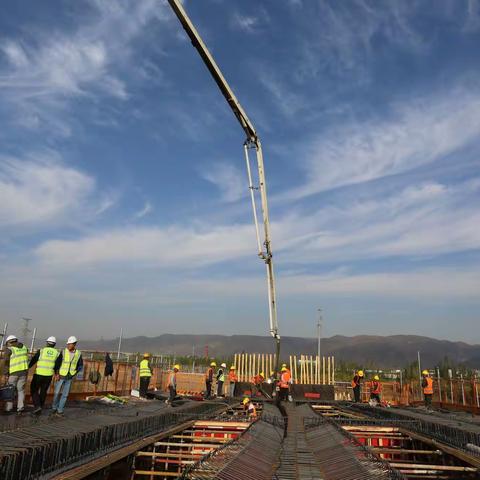 G6高速科尔沁互通立交工程首联箱梁顺利浇筑