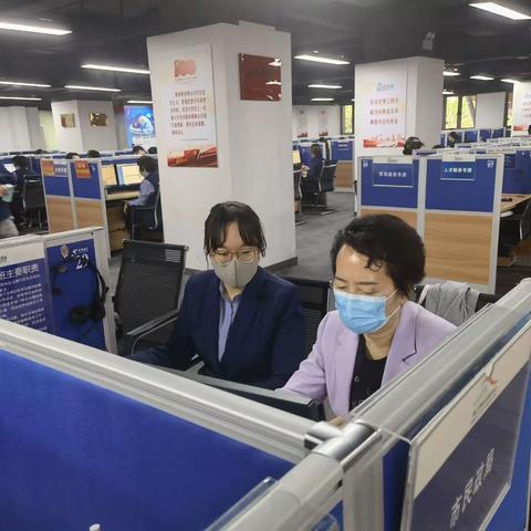 市民政局到市民游客中心“12345”热线话务间值班