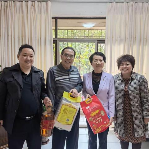 市民政局局长淡利锋在春节前夕看望慰问离退休老干部