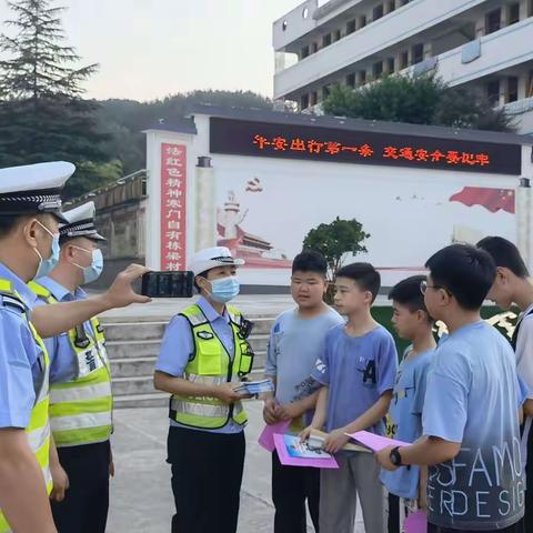 中考在即，镇巴交警进校园宣传保安全。