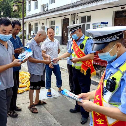 镇巴骄阳似火交警宣传小分队进村入户宣传忙