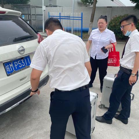 丰乐支行营业室上门营销暖人心，服务营销两不误