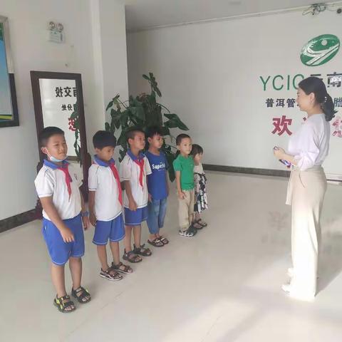 相伴六一，与爱同行