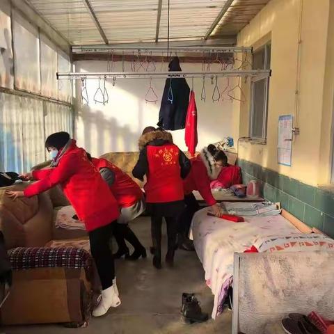 大红沟镇妇联组织巾帼志愿者开展“清洁家园·喜迎元旦”活动