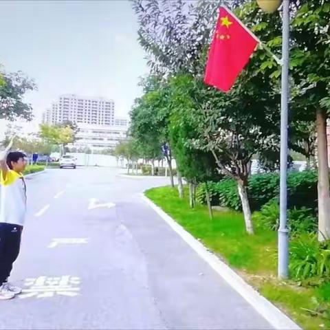 我和国旗合个影，一颗童心永向党