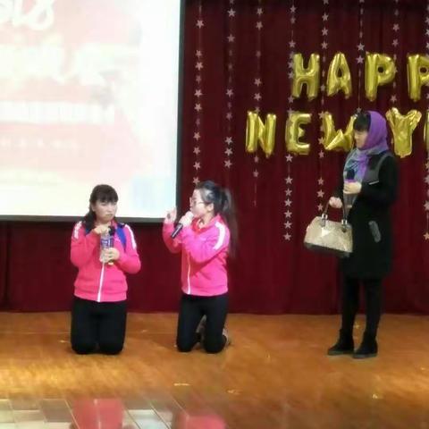 幼儿园老师和孩子精彩表演。你们最棒，加油