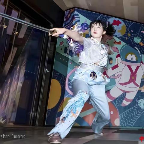 《十年磨一剑》  出镜：洛樱  摄影：开口笑