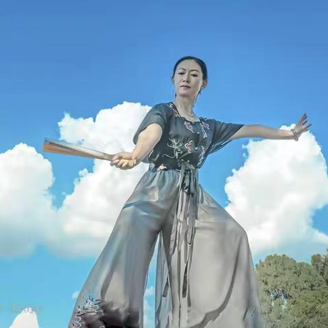 《功夫扇》  出镜：无冬   摄影：开口笑