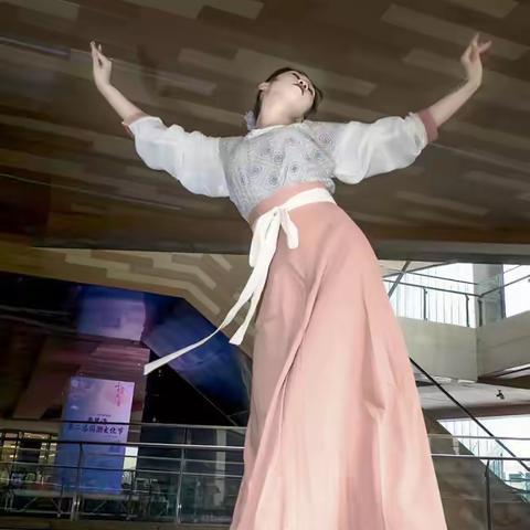 《古典舞 · 镜中渊》  出镜：33  摄影：开口笑