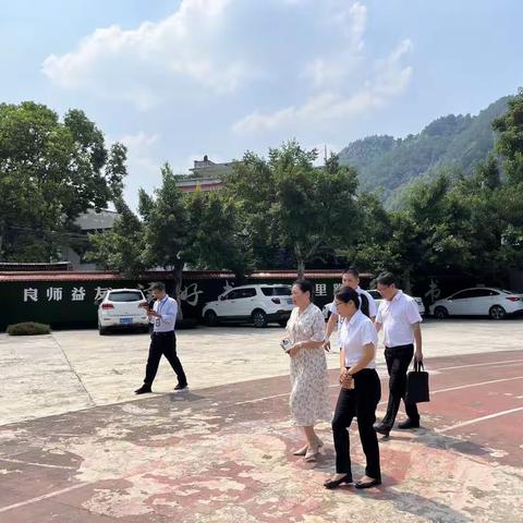 情系教师节 慰问暖人心——高县人民法院黄洁院长到庆岭中学开展第39个教师节慰问活动