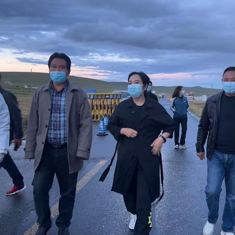 州委常委、宣传部部长汪玉琼一行工作组到色须镇红旗卡点督导疫情防控工作