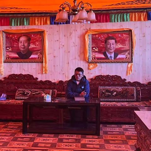 国家电网石渠分公司西区供电所所长尼美翁俄到我镇召开智能电表建设全覆盖工作推进会。