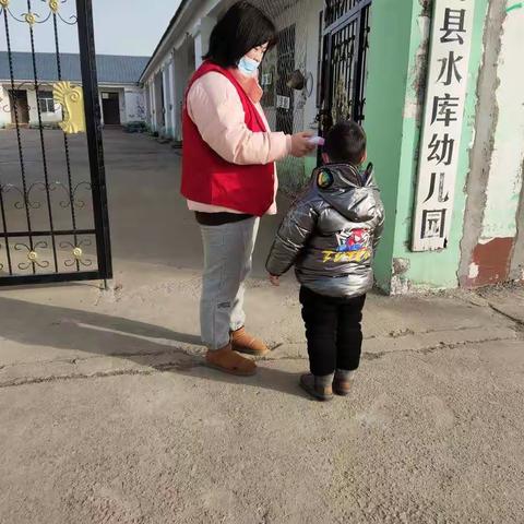 一人消毒，全园放心，一园消毒，家长放心！ —石湖乡水库幼儿园全面消毒进行时！