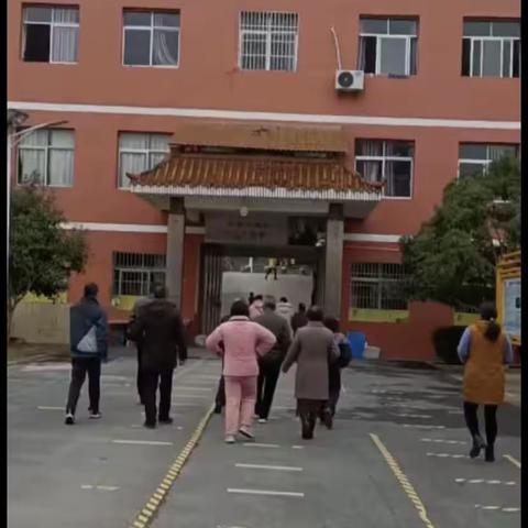 用心陪伴，静待花开。--南陂中小学家长会