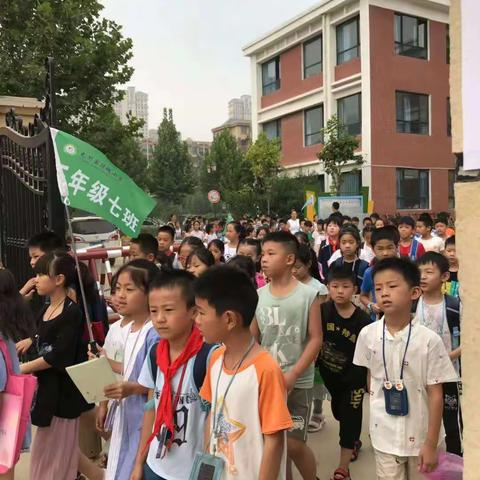 新郑市龙湖国际城小学   开学第一步，我们报道注册啦