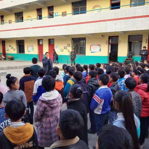 马家庄小学举行防踩踏演练