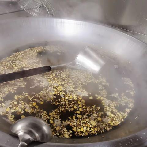 孩子们喝了学校熬的中药，感冒大都已好转！