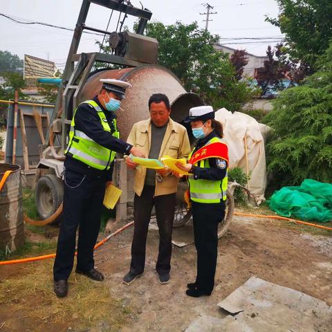 陇县交警走进建筑工地 开展交通安全宣传