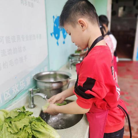 欢乐童年幼儿园，生活课程《美食制作—汉堡》