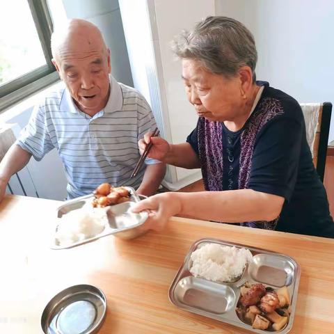 红泉社区日间照料中心    午餐感怀