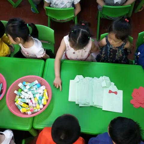 海燕大一班老师带宝贝们提前祝天下所有爸爸节日快乐——看宝贝们精心准备父亲节礼物