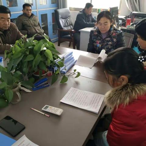 商楼小学召开期中考试顾量分析会。