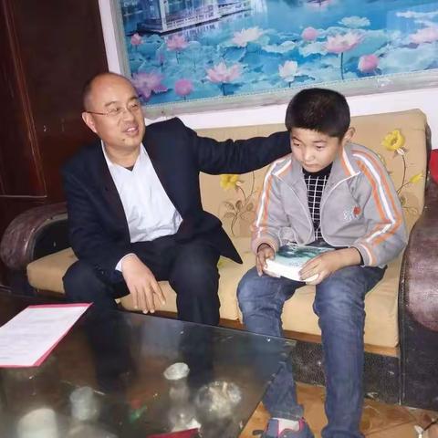 教育局卢科长走访商楼小学贫困学生