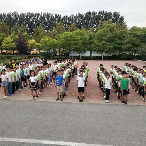 高高兴兴上学  平平安安回家——新河小学新学期校车安全演练