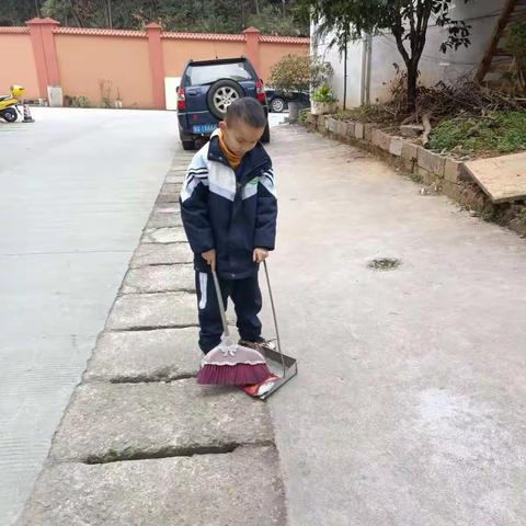 大家好，我是恩施市龙凤小学301班钱宏杙“小手牵大手，文明一起走”