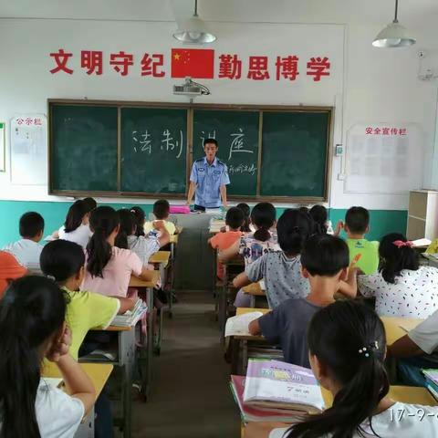 法制教育深入学校，让每个学生懂法守法（副本）