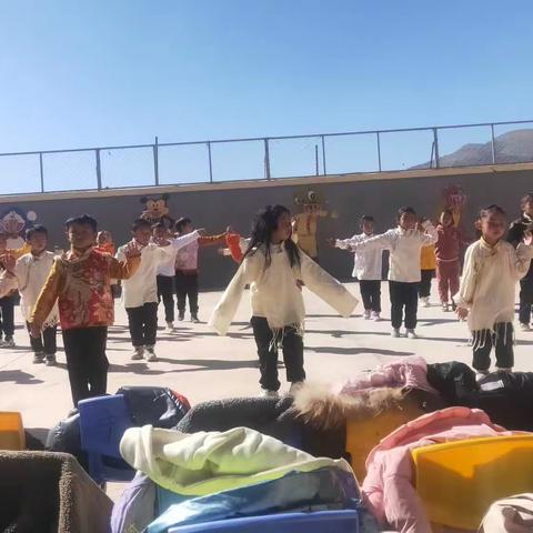 香达二幼阳光班户外活动